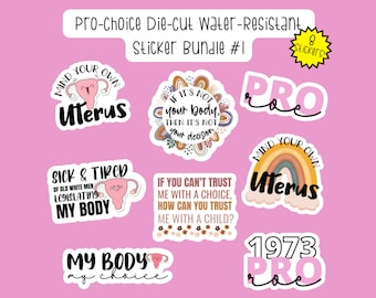 Può includere: Una collezione di otto adesivi fustellati e resistenti all'acqua con messaggi pro-choice. Gli adesivi presentano frasi come "Mind Your Own Uterus", "My Body, My Choice" e "If It's Not Your Body, Then It's Not Your Decision". Gli adesivi sono in vari colori.