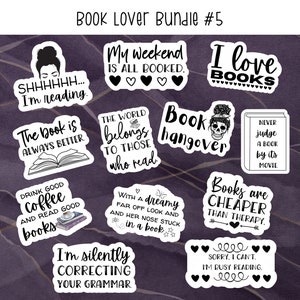 Peut inclure: Un ensemble de 10 autocollants sur le thème des amoureux des livres avec différentes citations et illustrations. Les autocollants sont blancs avec du texte noir et des illustrations. Certaines des citations incluent "Le livre est toujours meilleur", "J'aime les livres", "Les livres sont moins chers que la thérapie" et "Je corrige silencieusement votre grammaire".