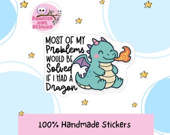 Könnte beinhalten: Ein Aufkleber mit einem türkisfarbenen Drachen, der orangefarbene Flammen speit, mit dem Text "MOST OF MY PROBLEMS WOULD BE SOLVED IF I HAD A Dragon." Das Design umfasst gelbe Sterne und den Text "100% Handmade Stickers."