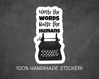 Può includere: Adesivo in bianco e nero con un'illustrazione di una macchina da scrivere vintage. Il testo "Write the WORDS Raise the HUMANS" è scritto in grassetto. La parte inferiore dell'adesivo recita "100% HANDMADE STICKER!" per scrittori.