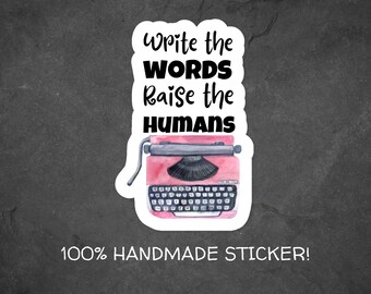 Può includere: Sticker di macchina da scrivere rosa con il testo "Write the words raise the humans".