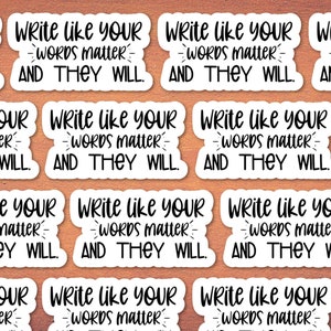 K&ouml;nnte beinhalten: Ein Satz von 10 wei&szlig;en Aufklebern mit schwarzem Text, der "Write like your words matter and they will." lautet. Die Aufkleber sind rechteckig und haben abgerundete Ecken.