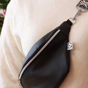 Sac ventral « Snowflake » by BLT - Cousu à la main en DE - Avec sangle amovible par I VæV U - Hipbag en noir - Compartiment pour téléphone portable supplémentaire (dos)