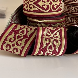 Mittelalterliche Borte, besticktes Jacquardband, bestickt in Burgunderrot und Gold, mittelalterliche Borte, keltisches Herz, königliches Band, keltisches Herz, 50/22 mm
