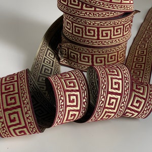 Treccia medievale ricamata stile jacquard motivo chiave greca treccia jacquard intrecciata 35 mm nastro bordeaux e oro motivo greco bordo greco medievale