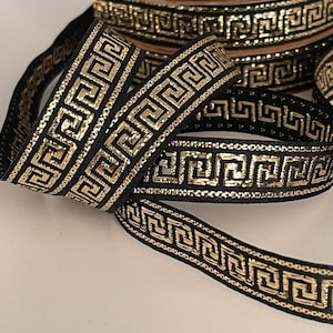 Treccia medievale ricamata treccia jacquard 15 mm nastro intrecciato nero e oro motivo chiave greca bordo medievale