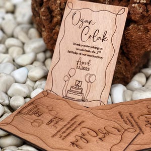 Cadeaux d'anniversaire personnalisés en bois - Cartes souvenir gravées respectueuses de l'environnement pour les enfants - Invitation de fête d'anniversaire personnalisée pour tous les âges