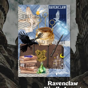 Puede incluir: Una ilustración digital de un inserto para Kindle con temática de la casa Ravenclaw. La imagen presenta un cuervo, un caldero, un libro, una varita, un castillo y un escudo. El texto "Ravenclaw" y "Kindle Insert" también se incluye en la imagen.