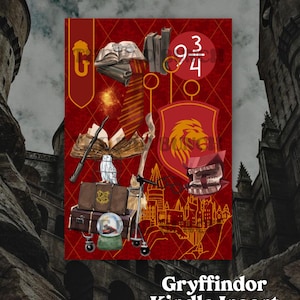 Puede incluir: Un inserto para Kindle de Gryffindor rojo y dorado con un león, una varita mágica, un libro, una bufanda, una maleta, una bola de nieve, una escoba y el número 9 3/4. El texto "Gryffindor Kindle Insert" está en la parte inferior de la imagen.