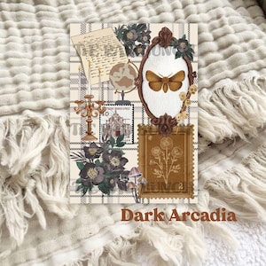 Puede incluir: Una impresión estilo collage con estética vintage, que presenta una polilla, flores, sellos y escritura sobre un fondo a cuadros. La paleta de colores incluye tonos marrón, crema y morado oscuro. El texto "Dark Arcadia" está en la parte inferior.