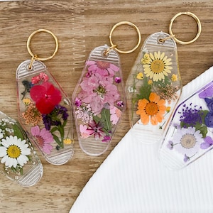 Pressed Flower Retro Motel Keychain | Custom Keychain | Pressed Flower Keychain