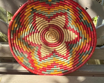 Cesta africana Batoro vintage de rafia, hecha a mano en Uganda.