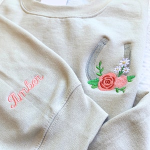 Besticktes Hufeisen-Sweatshirt mit Pferdename auf dem Ärmel Benutzerdefiniertes Reitergeschenk für Pferdeliebhaber Benutzerdefiniertes Pferde-Sweatshirt individuelles Pferdegeschenk