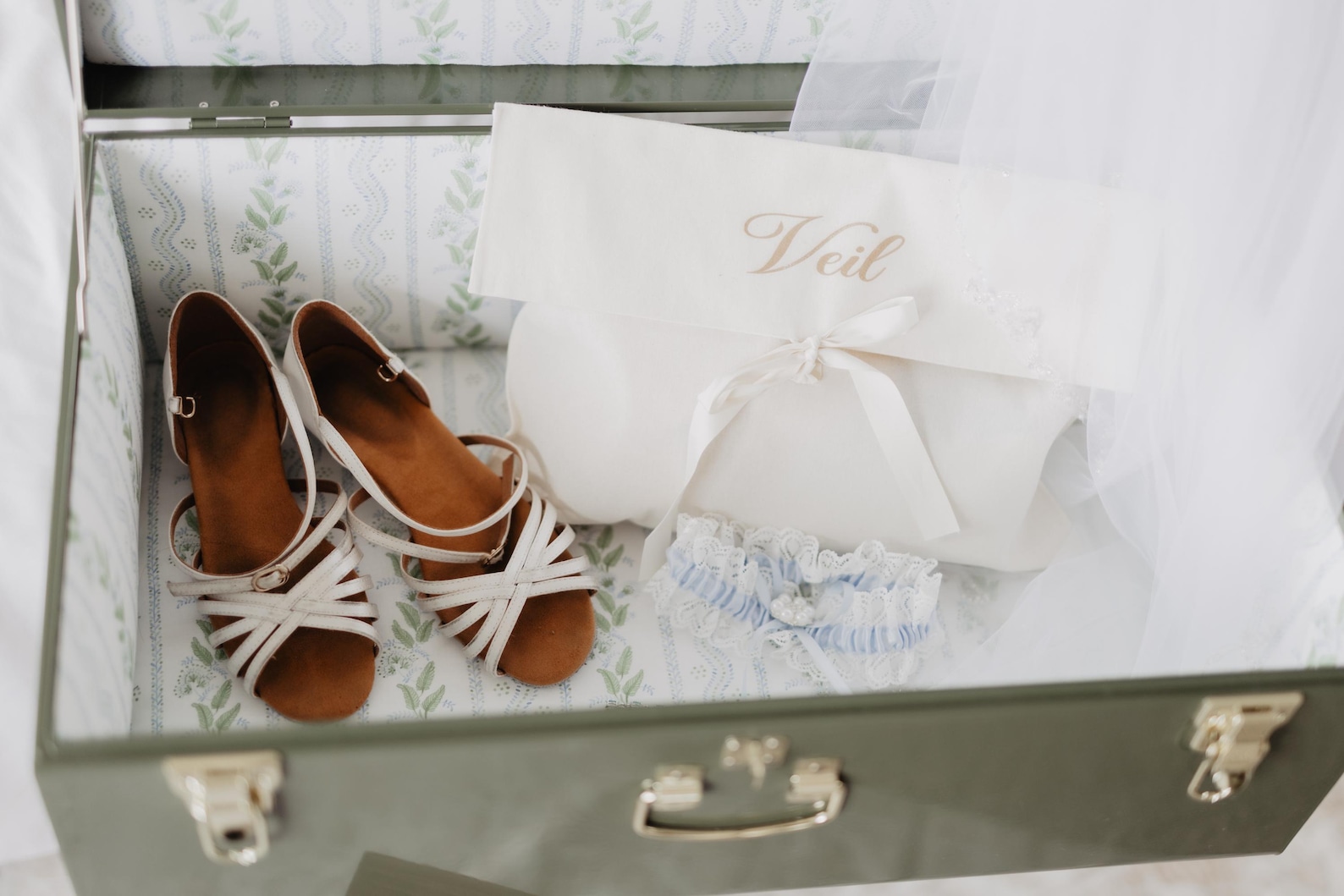 Luxury Keepsake Chest Storage Elegant Bridal Box with Embroidery Name Custom Wedding Trunk Organizer Large Memory Vault for Wedding Dress