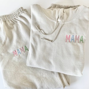 ママの帰宅用衣装 刺繍入りMAMAパーカー 新米ママへのベビーシャワーギフト ケアパッケージ ママのためのパーソナライズされた衣装 ジョガー 妊娠ギフト