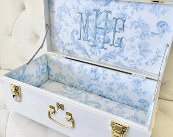 Luxury Keepsake Chest Storage Elegant Bridal Box with Embroidery Name Custom Wedding Trunk Organizer Large Memory Vault for Wedding Dress