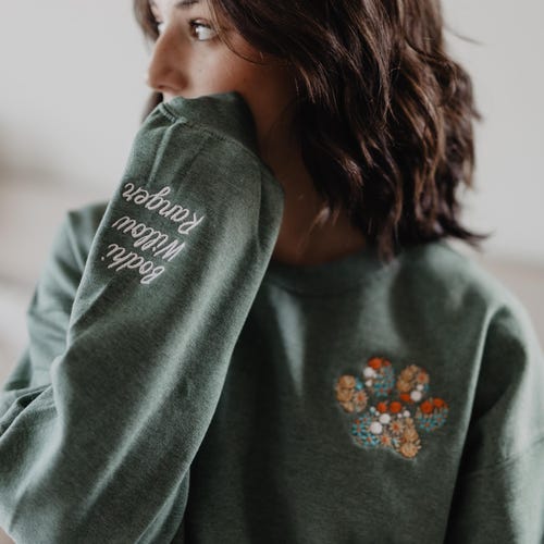 Sudadera de otoño bordada con flores, cuello redondo personalizado con nombre de mascota en la manga, sudadera de otoño para amantes de los perros, sudadera MAMA de piel de otoño