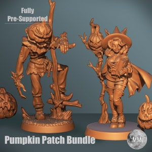 Könnte beinhalten: Ein Set aus zwei 3D-gedruckten Halloween-Miniaturen, einem Kürbis-Vogelscheuche und einer Hexe, die ein Buch hält. Die Miniaturen sind vollständig vorgerüstet und Teil des Pumpkin Patch Bundles.
