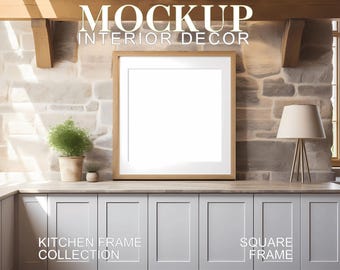 Könnte beinhalten: Ein quadratischer Holzrahmen-Mockup mit einem weißen Passepartout und einem weißen Hintergrund. Der Rahmen steht auf einer weißen Arbeitsplatte mit grauen Schränken darunter. Der Text "Kitchen Frame Collection" befindet sich auf dem linken Schrank und "Square Frame" auf dem rechten Schrank.