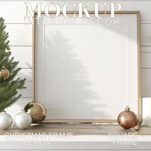 Peut inclure: Une maquette de cadre doré avec un fond blanc, posée sur une étagère en bois avec un petit sapin de Noël et des boules. Le texte "MOCKUP INTERIOR DECOR" est au-dessus du cadre. Le texte "CHRISTMAS FRAME COLLECTION" est sous le cadre à gauche et "SQUARE FRAME" est sous le cadre à droite.