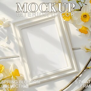Può includere: Cornice per foto bianca con un rapporto di 5:7, appoggiata su una superficie di legno bianco con fiori bianchi e gialli. Il testo "MOCKUP INTERIOR DECOR" è nella parte superiore dell'immagine. Il testo "SPRING BLOSSOM COLLECTION" è nella parte inferiore sinistra dell'immagine. Il testo "5:7 RATIO FRAME" è nella parte inferiore destra dell'immagine.