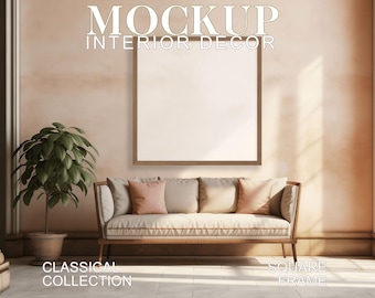 Peut inclure: Un canapé beige avec trois coussins est placé dans une pièce avec un grand cadre photo carré sur le mur. Le mur est de couleur pêche clair. La pièce a une grande fenêtre avec la lumière du soleil qui entre. Le texte "MOCKUP INTERIOR DECOR" est en haut de l'image. Le texte "CLASSICAL COLLECTION" est en bas à gauche de l'image. Le texte "SQUARE FRAME" est en bas à droite de l'image.