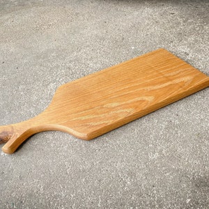 Schneidebrett mit Griff aus Eiche 55 x 23 x 2 cm, Küchenschneidebrett, Küchenbrett Holz, personalisiertes Geschenk, Schneidebrett mit Gravur