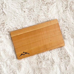 Schneidebrett aus Kirsche 26x15x1cm, Küchenschneidebrett mit Laser geschnittenen Berg-Motiv, Küchenbrett Holz, personalisiertes Geschenk