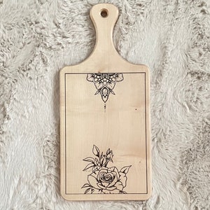 Graviertes Schneidebrett mit Rose, Geschenk, Küchenschneidebrett mit Lasergravur, Küchenbrett Holz, Schneidebrett aus Holz, Ahornholz