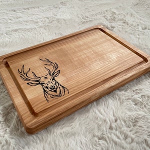 Personalisiertes, graviertes Schneidebrett mit Hirsch, personalisiertes Geschenk, Küchenschneidebrett mit Lasergravur, Küchenbrett Holz
