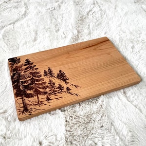 Graviertes Schneidebrett mit Tannen, Schneidebrett aus Kirsche geölt 30x18x1,5 cm, Küchenschneidebrett mit Lasergravur, Küchenbrett Holz
