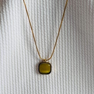 Oliv citrin halsband, minimalistiskt hänge halsband, mjuk grön ädelsten, present till henne, födelsedagspresent