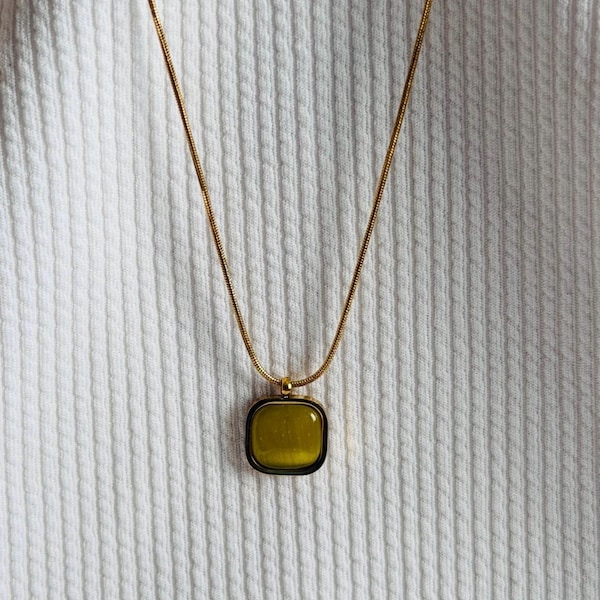 Collana con citrino oliva, collana con pendente minimalista, pietra preziosa verde tenue, regalo per lei, regalo di compleanno