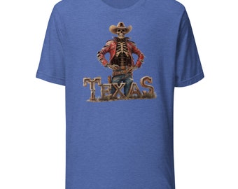 Puede incluir: Camiseta azul con un gráfico de un vaquero esqueleto con una chaqueta roja y sombrero de vaquero, con la palabra "TEXAS" en una fuente occidental. El esqueleto está de pie frente a la palabra "TEXAS".