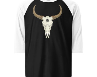 Op de afbeelding: Zwart en wit raglan shirt met een stieren schedel ontwerp. De schedel heeft lange hoorns en een kruisbotten symbool. De mouwen zijn wit en de body van het shirt is zwart. Een casual stijl.