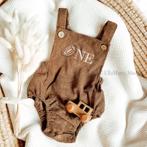 Tenue d'anniversaire première année en bas, football un an, 1er anniversaire de gâteau, séance photo bébé garçon, salopette barboteuse, broderie personnalisée