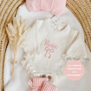 Conjunto de niña recién nacida que llega a casa, anuncio de bebé tejido, mono con volantes y lazo con nombre bordado, regalo personalizado para baby shower con revelación de género