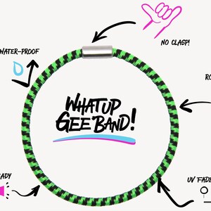 Op de afbeelding: Een groene en zwarte rekbare armband met een zilveren sluiting. De armband is waterdicht, rotbestendig, UV-bestendig en rekbaar. De tekst "WHATUP GEE BAND!" staat op de armband gedrukt.