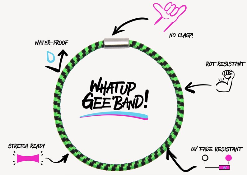 Op de afbeelding: Een groene en zwarte rekbare armband met een zilveren sluiting. De armband is waterdicht, rotbestendig, UV-bestendig en rekbaar. De tekst "WHATUP GEE BAND!" staat op de armband gedrukt.