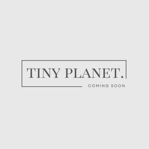 Peut inclure: Un logo noir et blanc avec le texte "TINY PLANET." et les mots "COMING SOON" en dessous.