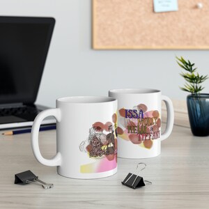 Könnte beinhalten: Zwei weiße Keramikbecher mit einem farbenfrohen Design, das zwei Frauen und den Text "Issa Molly Kelli & Tiffany" zeigt.
