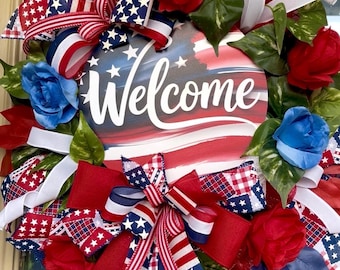 Ghirlanda di benvenuto patriottica: decorazione floreale rossa, bianca e blu per la porta.