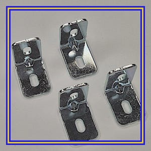 Pode incluir: Quatro cantoneiras de metal prateado. Cada cantoneira tem uma base retangular com um grande orifício oval e um orifício circular menor. Projetadas para unir duas superfícies em um ângulo de 90 graus.