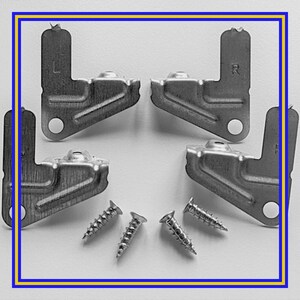 Peut inclure: Ensemble de matériel de fixation pour cadre photo. Il comprend quatre équerres métalliques en forme de L, marquées avec "L" et "R", et cinq vis argentées. L'ensemble est présenté sur un fond blanc, pour l'encadrement.
