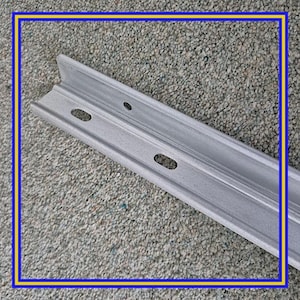 Könnte beinhalten: Nahaufnahme einer silberfarbenen Metallschiene mit mehreren ovalen und runden Löchern. Die Schiene hat eine Kanalform und scheint aus Aluminium oder einem ähnlichen Metall zu bestehen. Die Schiene ist für die Montage oder Führung anderer Komponenten konzipiert.