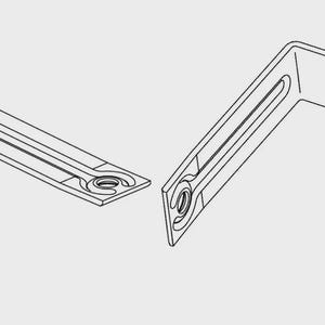 Può includere: Due staffe metalliche a forma di L, rappresentate in uno stile di disegno a tratto minimalista. Ogni staffa presenta una base rettangolare con una scanalatura centrale e un foro circolare, e una sezione verticale perpendicolare. Il design è semplice e funzionale.