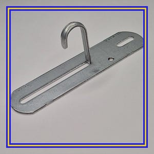 Puede incluir: Un gancho de metal plateado con una base rectangular. La base tiene una ranura larga y estrecha y un pequeño agujero circular. El gancho se curva hacia arriba desde la base, diseñado para colgar objetos. El metal tiene una superficie brillante y reflectante.