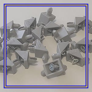 Może przedstawiać: Kolekcja szarych plastikowych wsporników półek z metalowymi śrubami. Wsporniki są trójkątne z kołkiem i otworem na śrubę. Niektóre wsporniki mają nadrukowane numery G14, G18, G25 i G34.