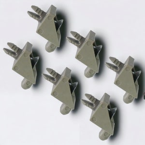 Puede incluir: Seis soportes de esquina de pl&aacute;stico gris con dos puntas en cada uno. Los soportes est&aacute;n dise&ntilde;ados para conectar dos muebles en un &aacute;ngulo de 90 grados.