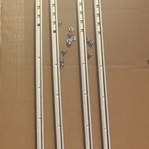 Peut inclure: Quatre glissières de tiroir en métal argenté avec vis. Les glissières mesurent environ 30 cm de long.